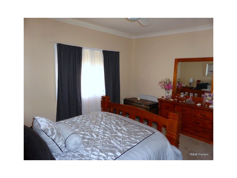 68 Military Road, Parkes NSW 2870