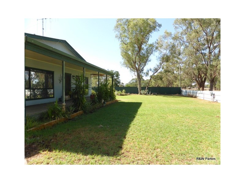 68 Military Road, Parkes NSW 2870