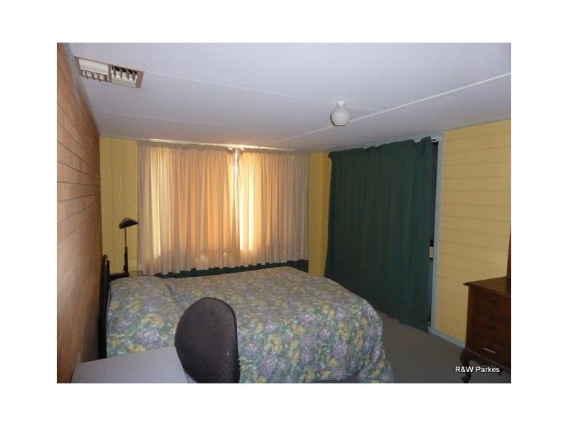 32 Orange Street, Parkes NSW 2870