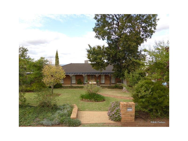 33 Mengarvie Road, Parkes NSW 2870
