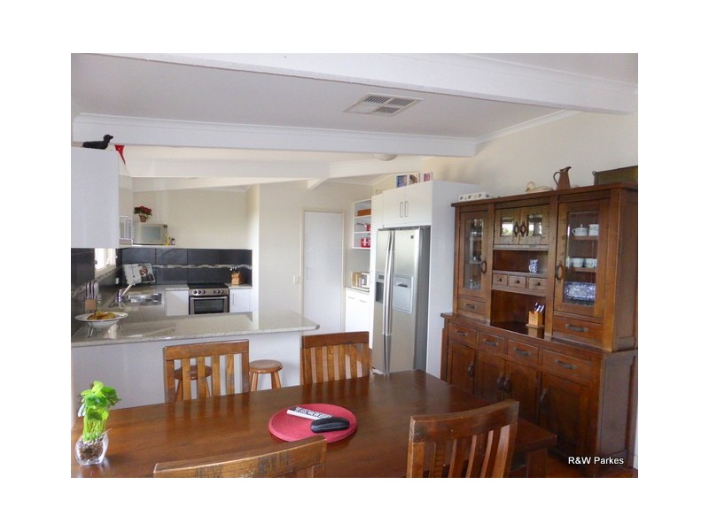 33 Mengarvie Road, Parkes NSW 2870