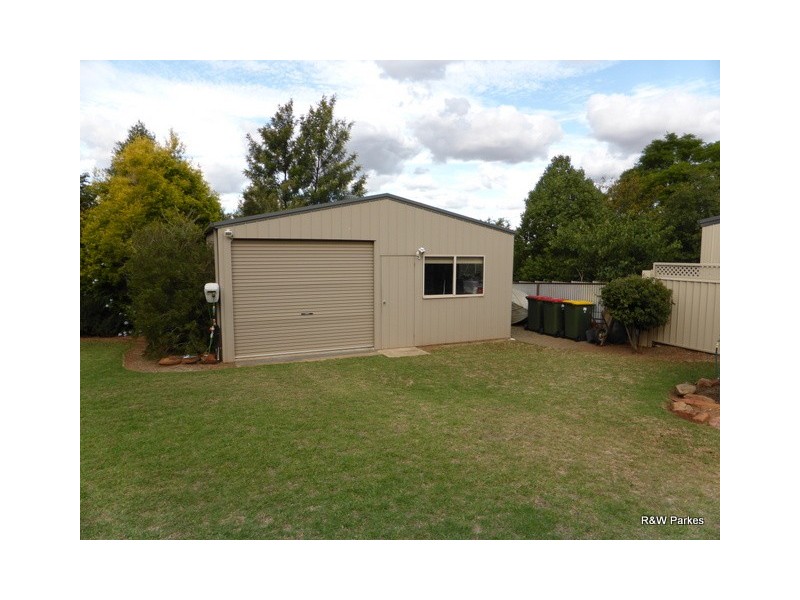 33 Mengarvie Road, Parkes NSW 2870