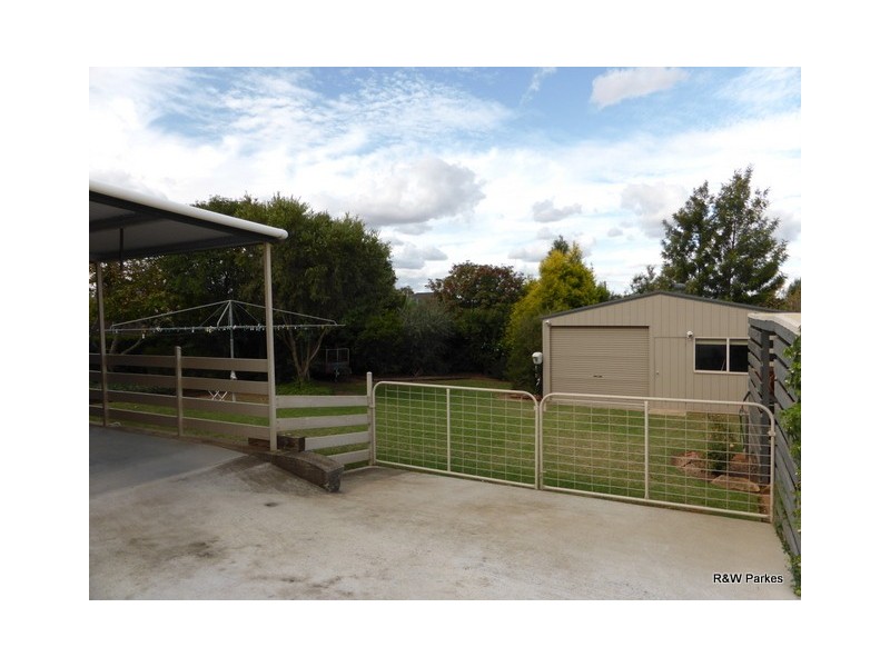 33 Mengarvie Road, Parkes NSW 2870