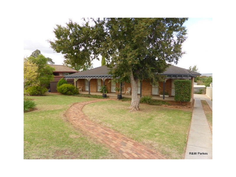 33 Mengarvie Road, Parkes NSW 2870