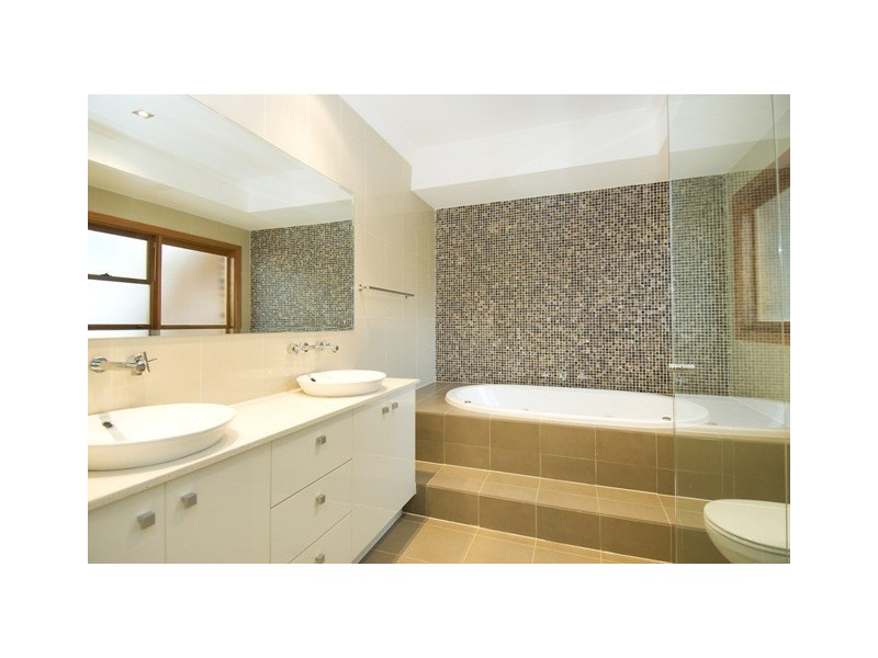 28 SHINFIELD AVENUE, St Ives NSW 2075