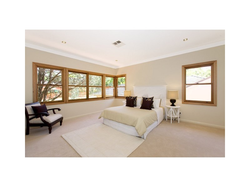 28 SHINFIELD AVENUE, St Ives NSW 2075