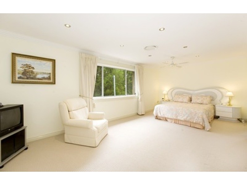 7 SHINFIELD AVENUE, St Ives NSW 2075