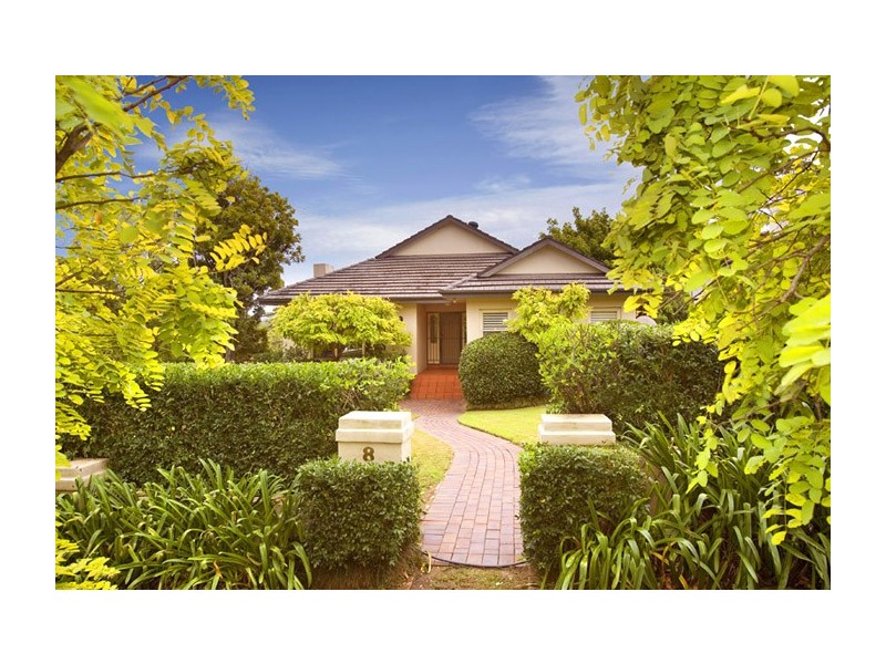 8 CARBEEN AVENUE, St Ives NSW 2075