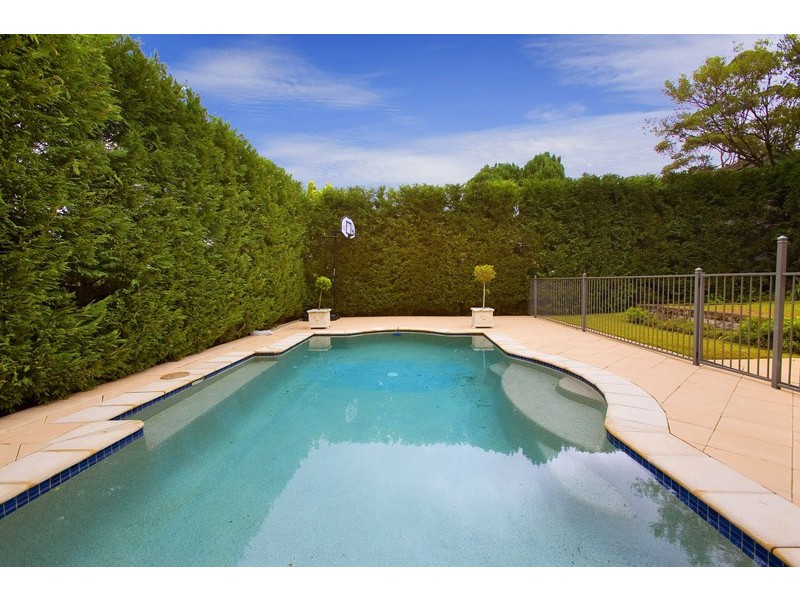 8 CARBEEN AVENUE, St Ives NSW 2075