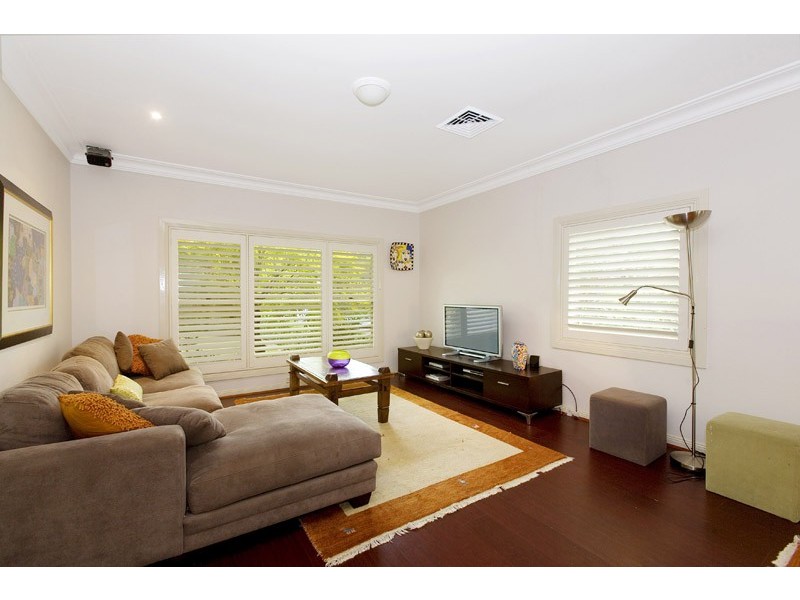 8 CARBEEN AVENUE, St Ives NSW 2075