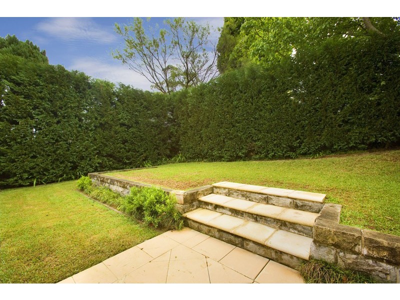 8 CARBEEN AVENUE, St Ives NSW 2075