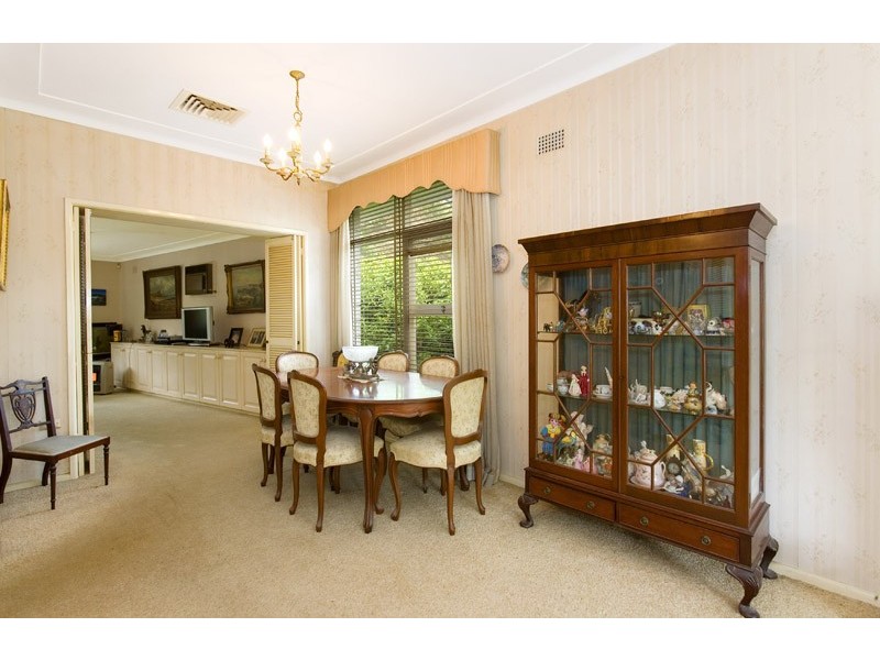 8 DORSET DRIVE, St Ives NSW 2075