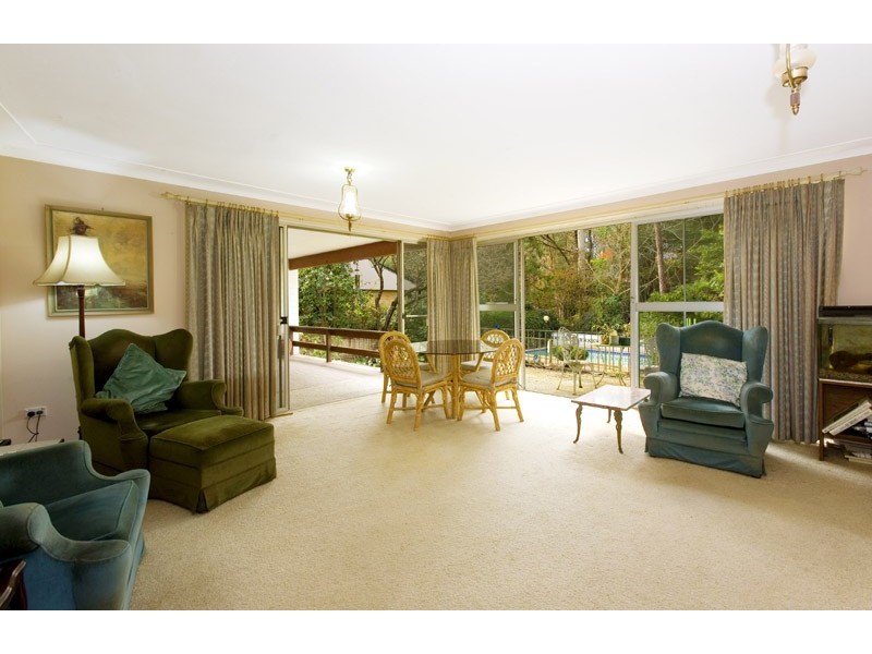 8 DORSET DRIVE, St Ives NSW 2075