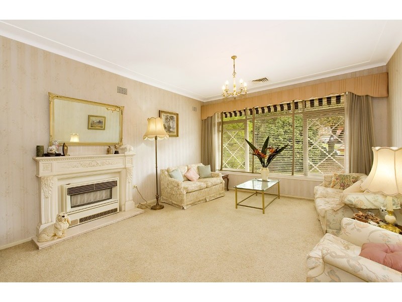 8 DORSET DRIVE, St Ives NSW 2075