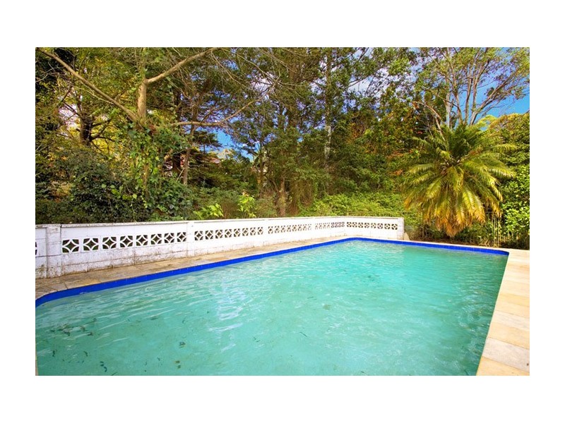 8 DORSET DRIVE, St Ives NSW 2075