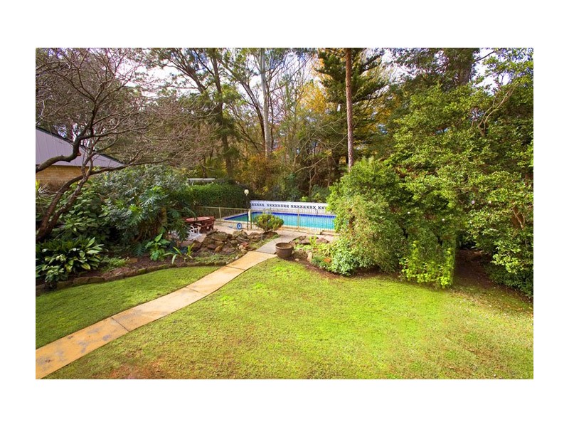 8 DORSET DRIVE, St Ives NSW 2075