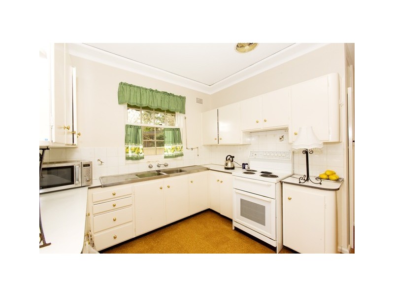 15 LYNBARA AVENUE, St Ives NSW 2075