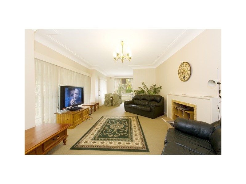 15 LYNBARA AVENUE, St Ives NSW 2075