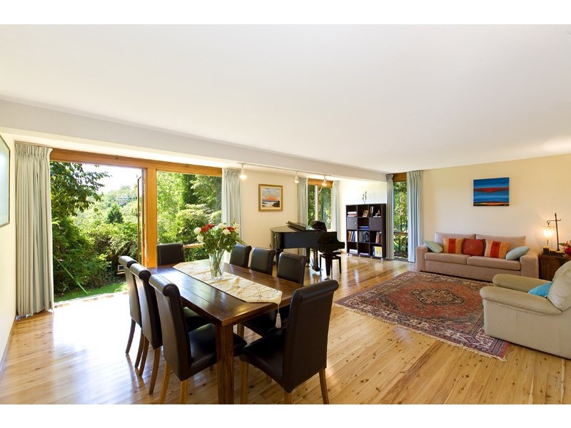 2 RALEIGH CRESCENT, St Ives NSW 2075