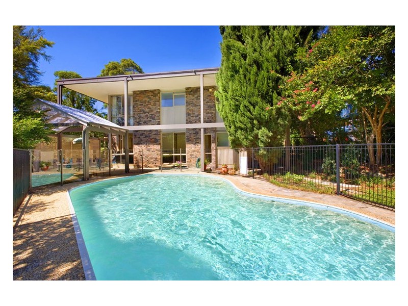 2 RALEIGH CRESCENT, St Ives NSW 2075
