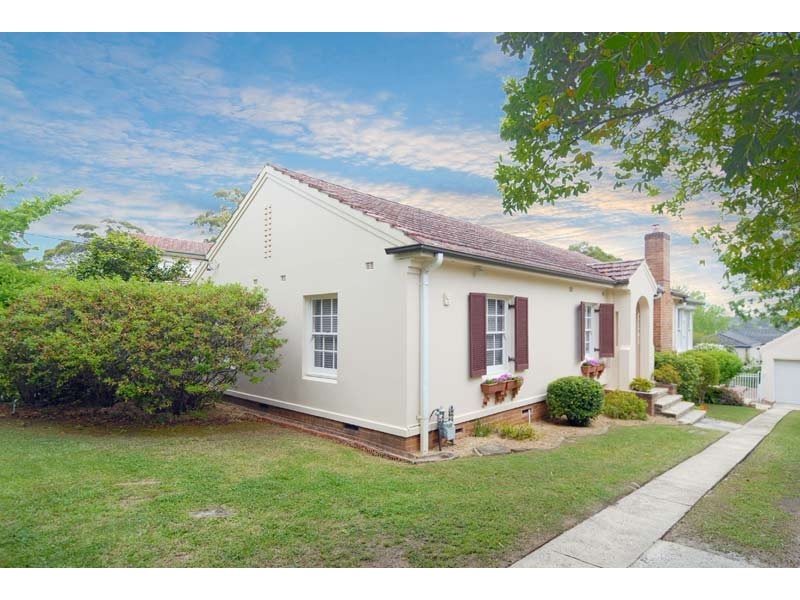 14 BENAROON AVENUE, St Ives NSW 2075