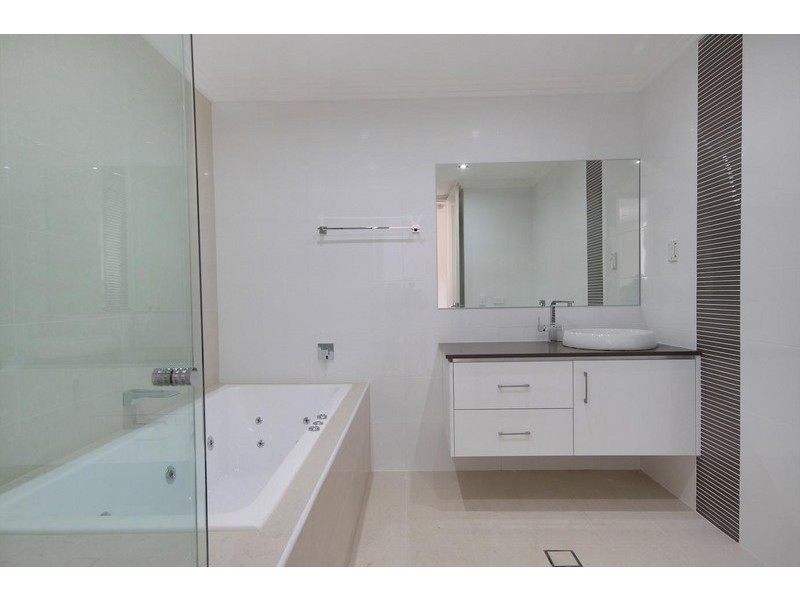 2/10 SHINFIELD AVENUE, St Ives NSW 2075