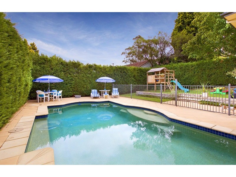 8 CARBEEN AVENUE, St Ives NSW 2075