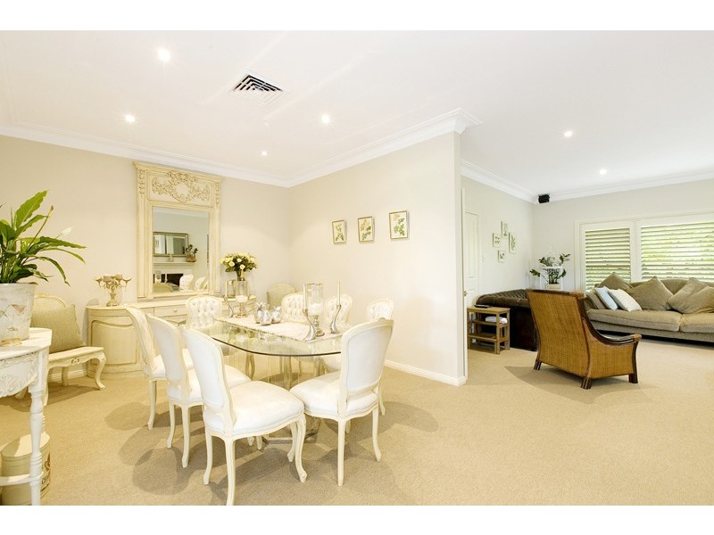 8 CARBEEN AVENUE, St Ives NSW 2075