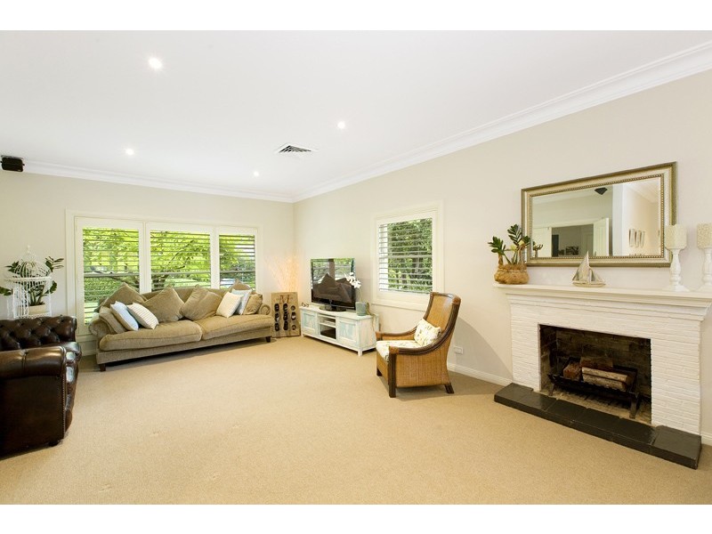 8 CARBEEN AVENUE, St Ives NSW 2075