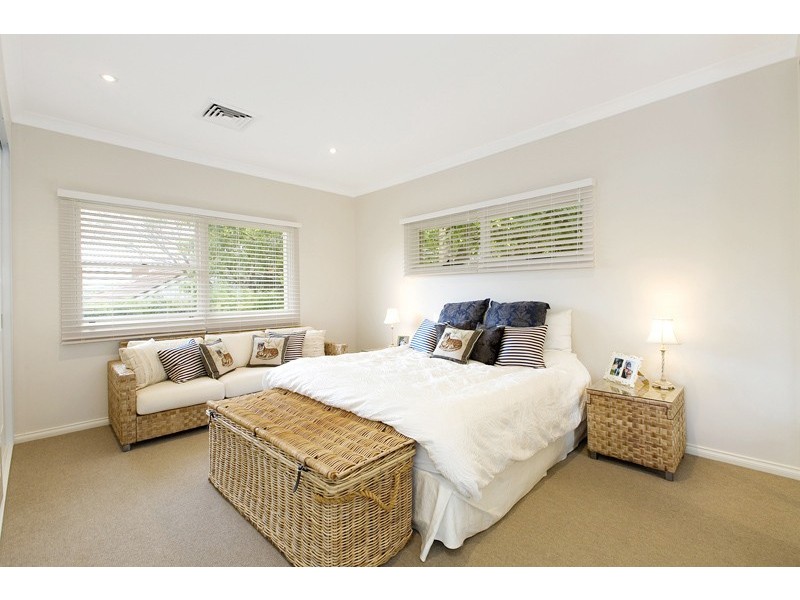 8 CARBEEN AVENUE, St Ives NSW 2075