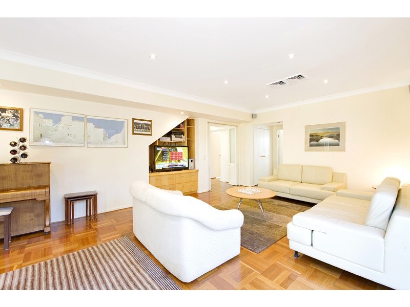 19 CARMEN STREET, St Ives NSW 2075