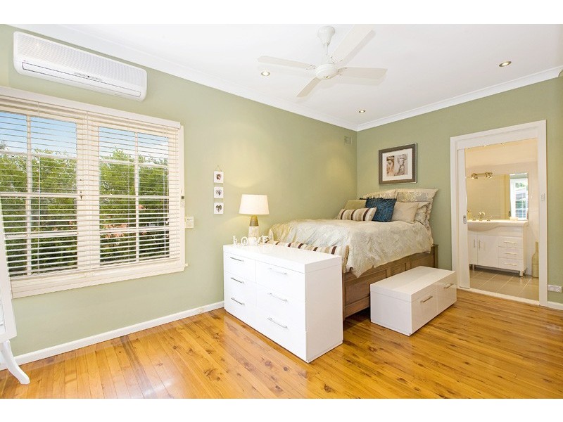 33 MILBURN PLACE, St Ives NSW 2075