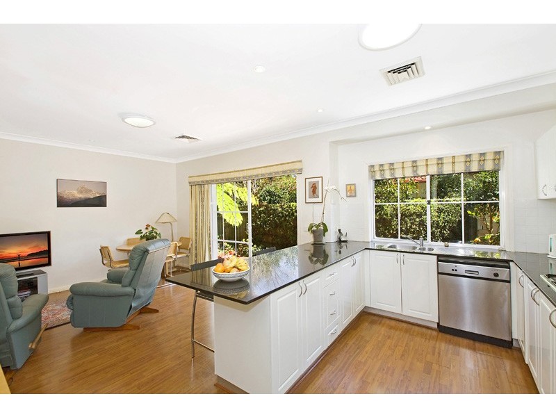 10 CATES PLACE, St Ives NSW 2075