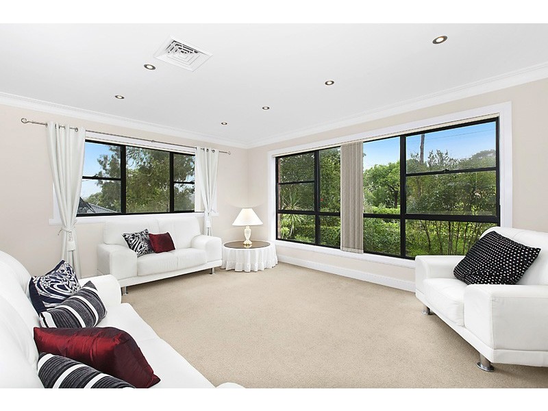 4 TOMAH STREET, St Ives NSW 2075