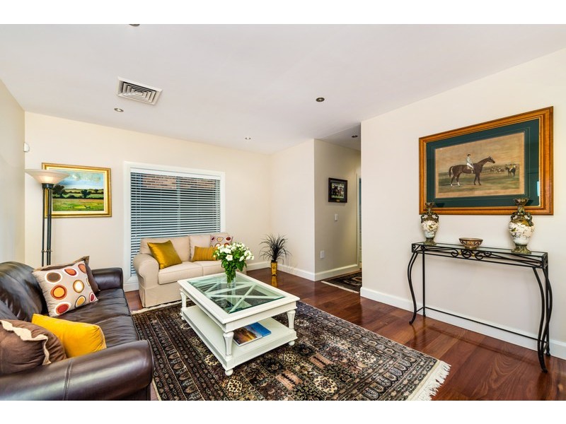 18 KANOONA AVENUE, St Ives NSW 2075