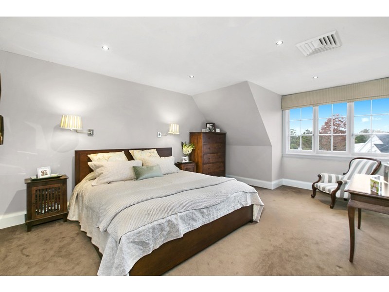 8 Luton Place, St Ives NSW 2075