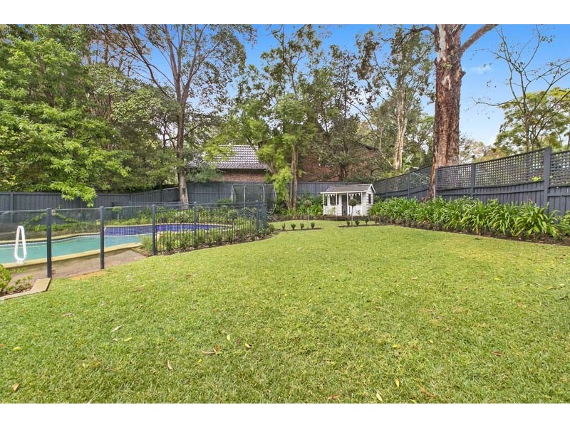 8 Luton Place, St Ives NSW 2075