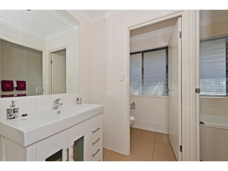 24 Whitely Cct, Maudsland QLD 4210