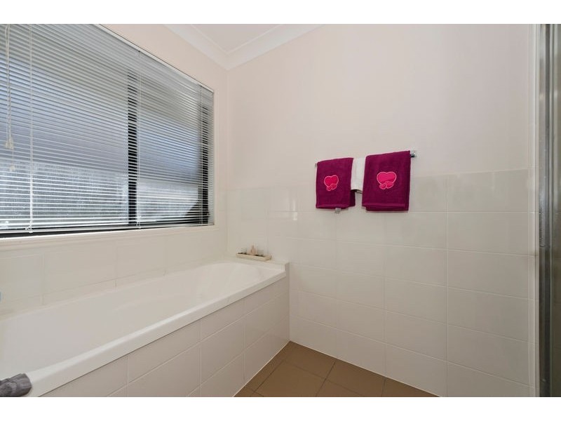 24 Whitely Cct, Maudsland QLD 4210
