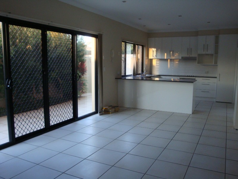 2/33 Harley Street, Labrador QLD 4215
