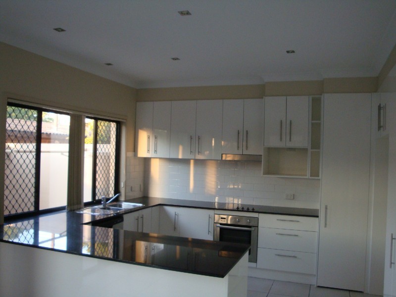 2/33 Harley Street, Labrador QLD 4215