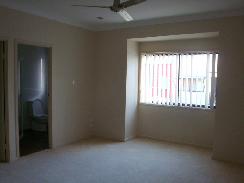 2/33 Harley Street, Labrador QLD 4215