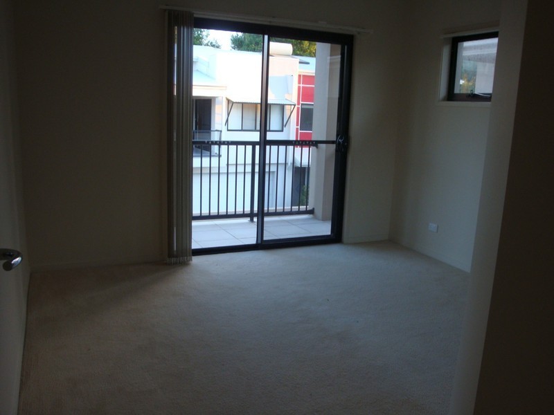 2/33 Harley Street, Labrador QLD 4215
