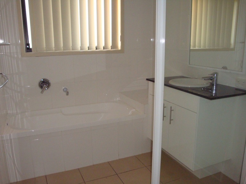 2/33 Harley Street, Labrador QLD 4215