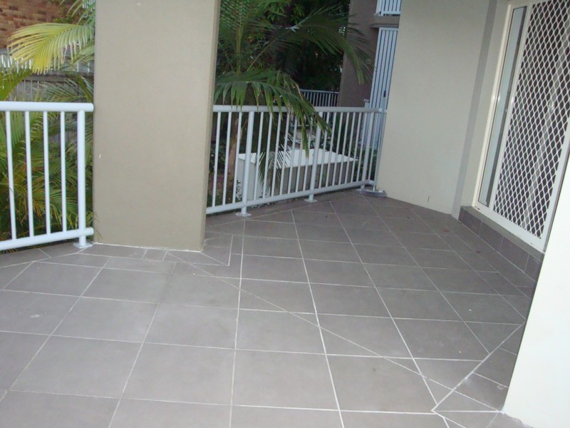 2/131 Muir Street, Labrador QLD 4215