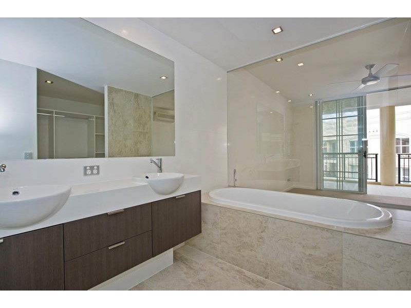 2035/3029 The Boulevard, Carrara QLD 4211