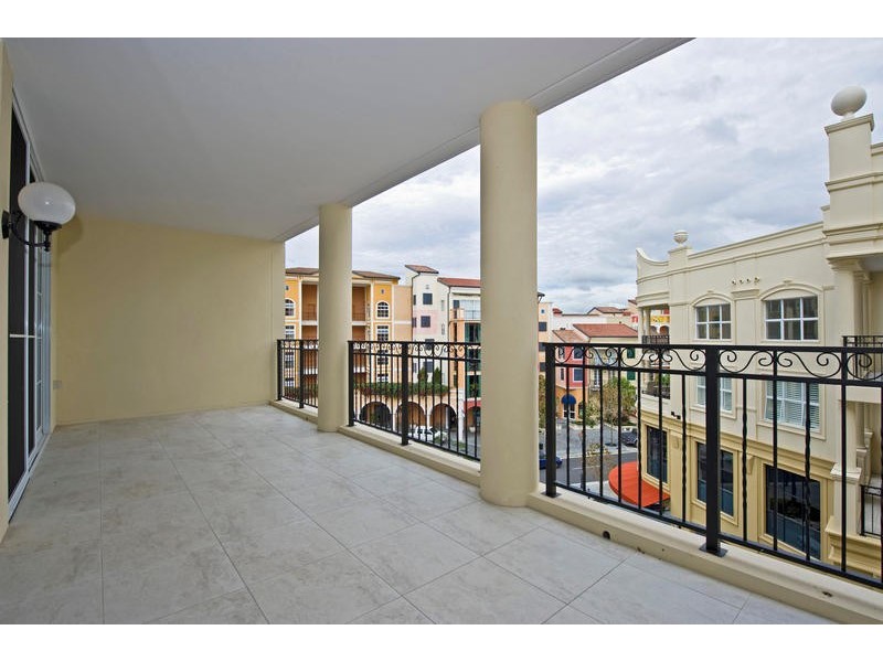 2035/3029 The Boulevard, Carrara QLD 4211