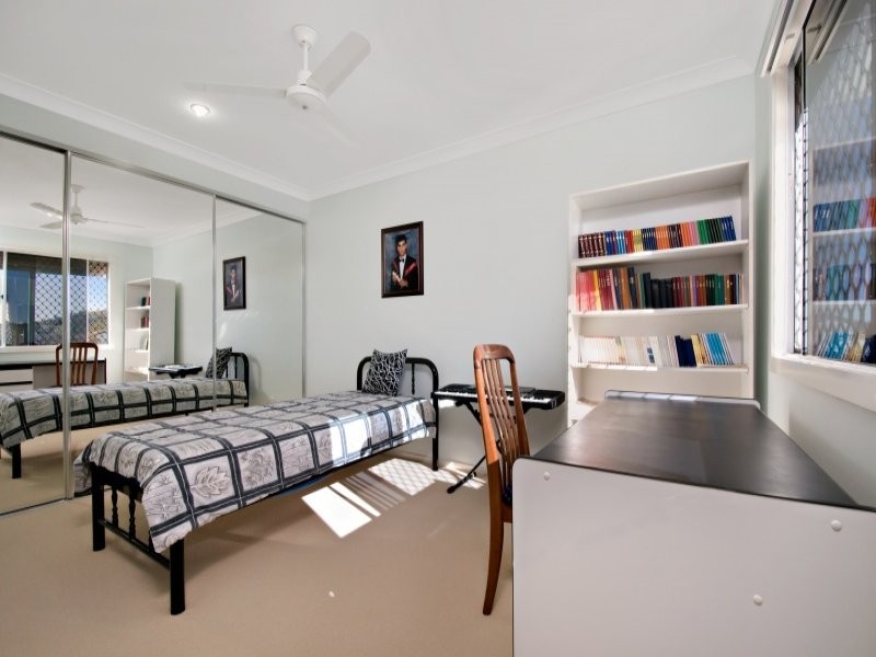 11 Ridgewood Close, Pacific Pines QLD 4211