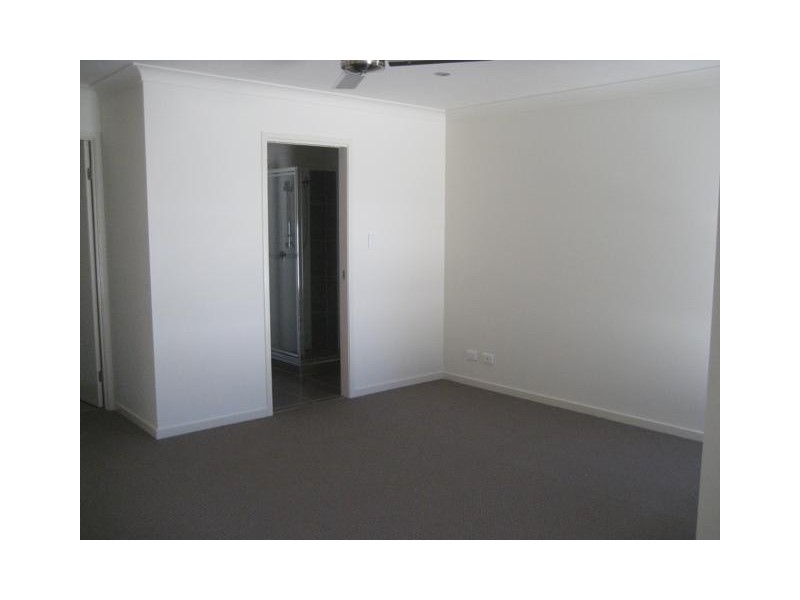 1/8 Mugello Drive, Oxenford QLD 4210