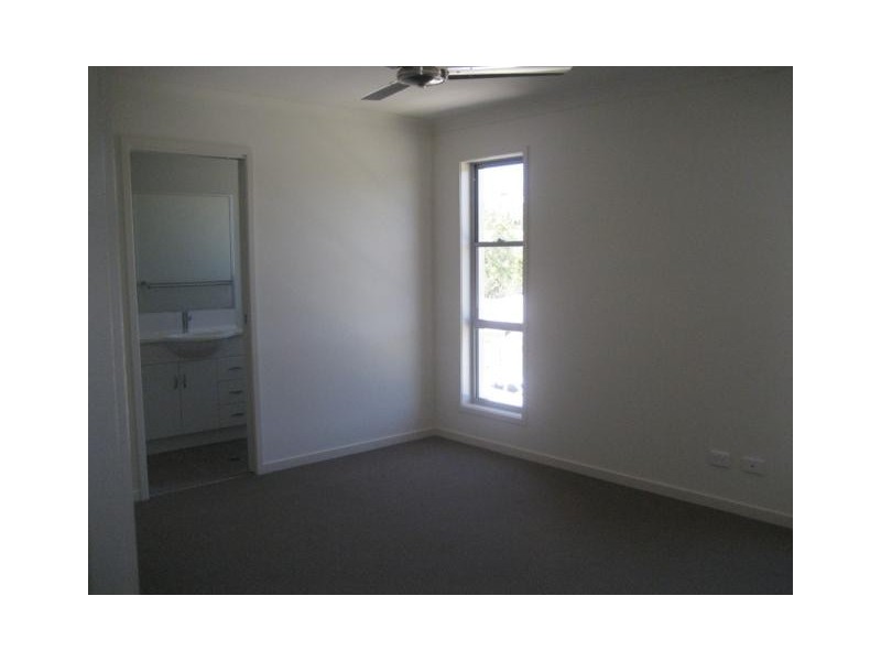 1/8 Mugello Drive, Oxenford QLD 4210